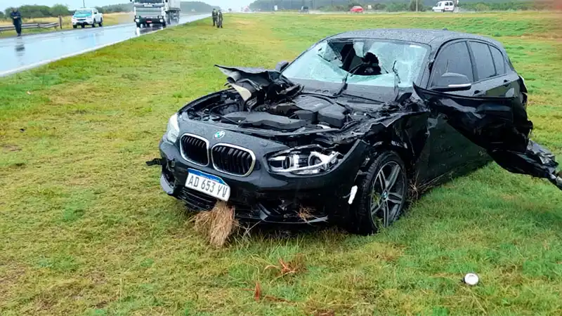 Perdió el control tras pasar un charco de agua y chocó de atrás a un camión