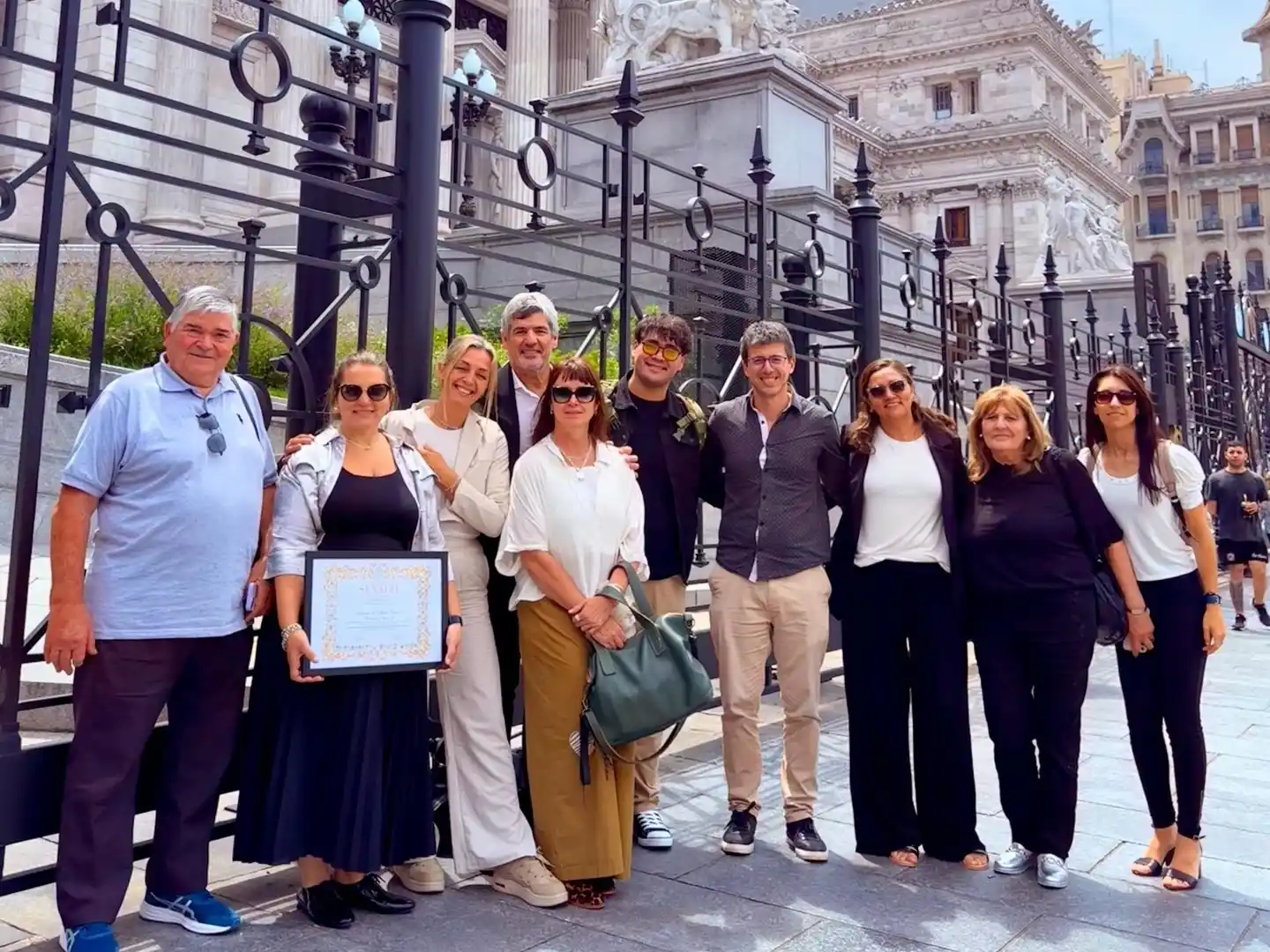 Gonzalo Goyechea junto al equipo de la RAM tras la distinción. Foto: Gentileza.