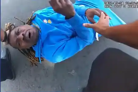 Aberrante: un policía arrastró a un hombre negro parapléjico de su auto