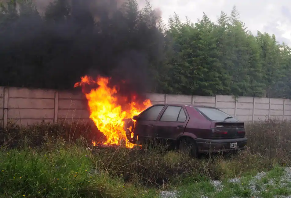 Bomberos combatió el incendio de un auto en un baldío de Piedrabuena al 1000