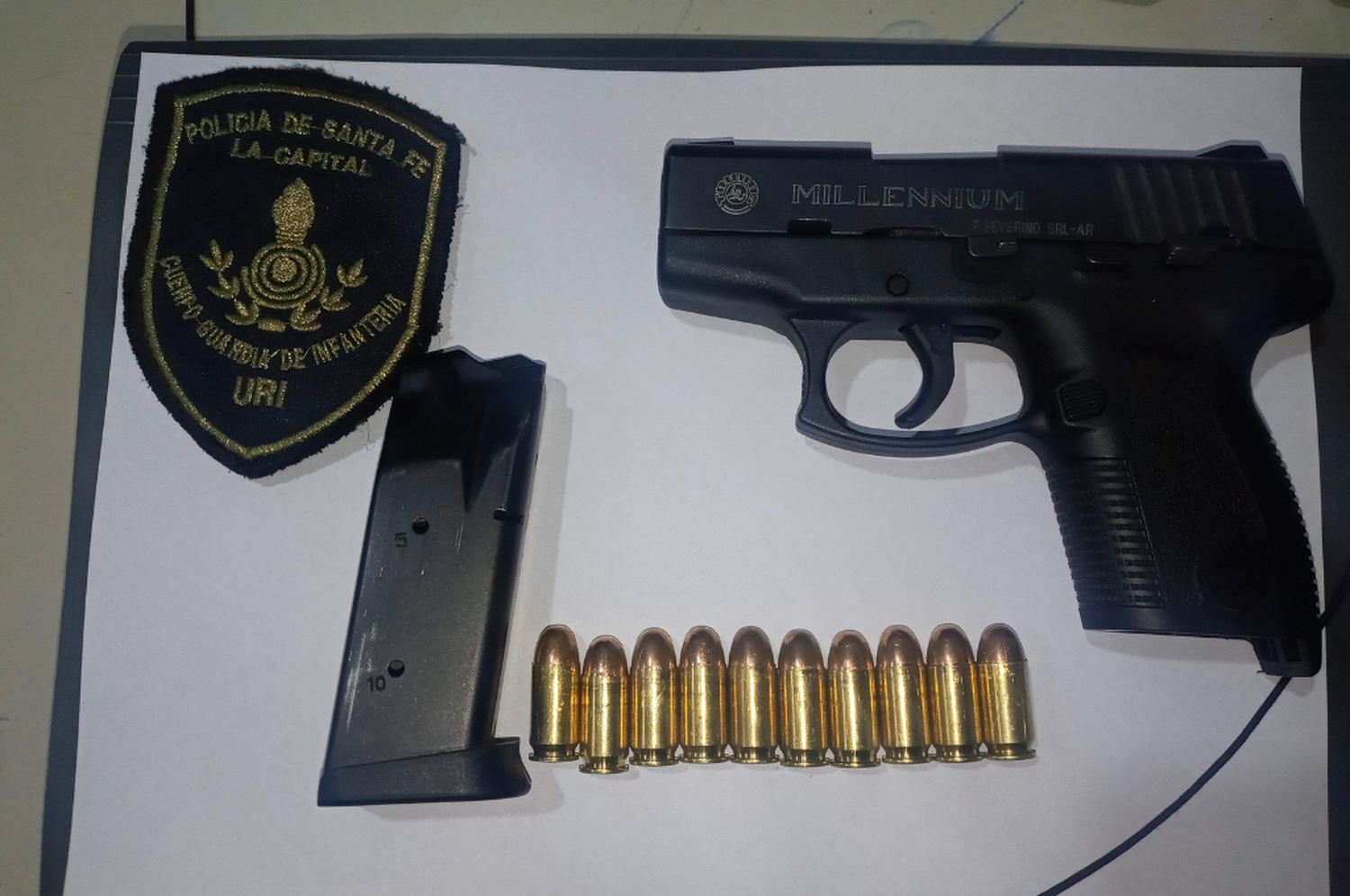 El sospechoso tenía una pistola calibre .45 marca Taurus con carga completa de municiones.