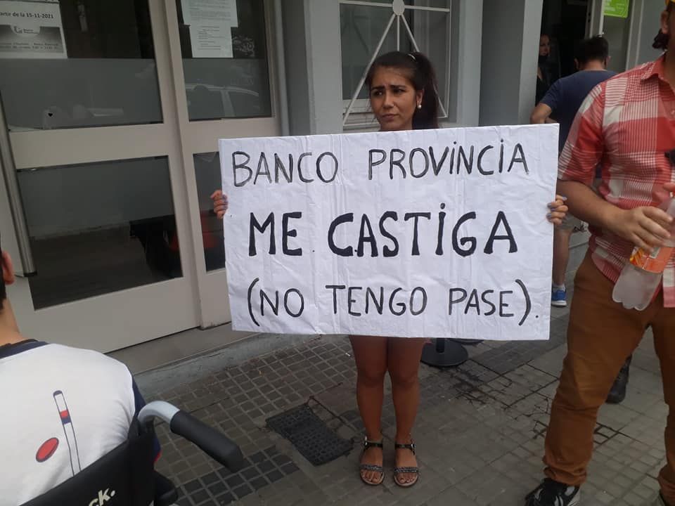 No los dejaron entrar al Banco Provincia por falta del Pase Sanitario y denunciaron discriminación