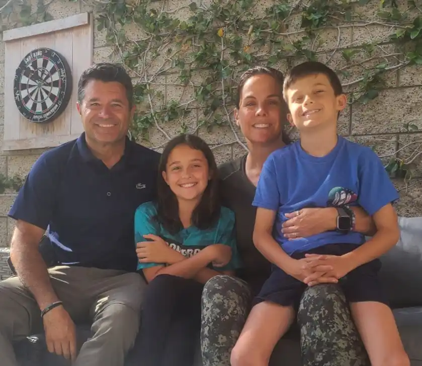 FT MANO A MANO APOLO 1

Posando junto a su amada esposa Cathy y sus hijos Chloe y Carson.