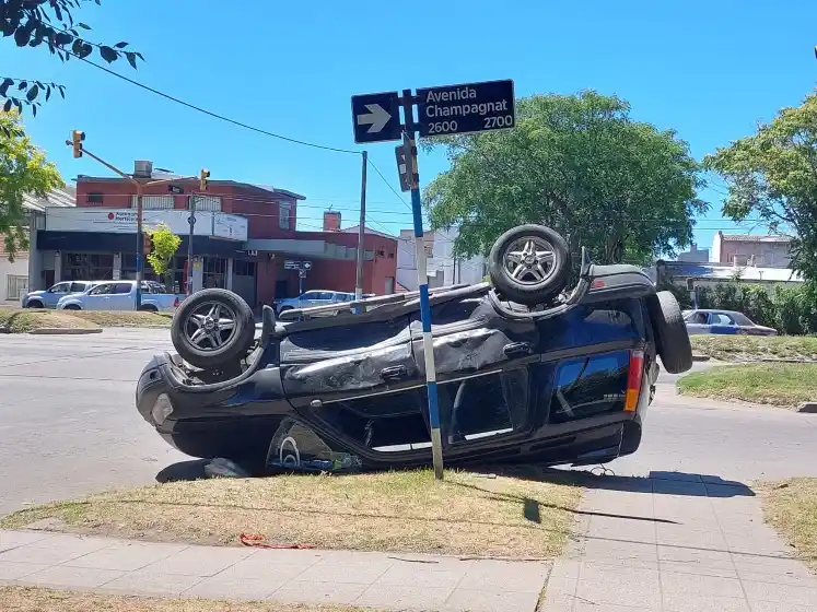 Espectacular choque y vuelco en Champagnat y Gascón
