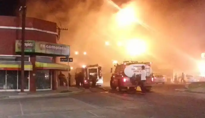 Video: Un gran incendio afectó a un bazar en Del Valle y Sarmiento