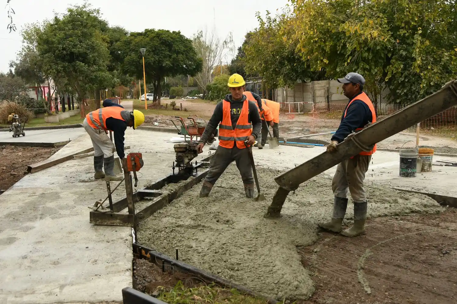 Trabajos finales para la pavimentación en barrio Vélez Sarsfield.