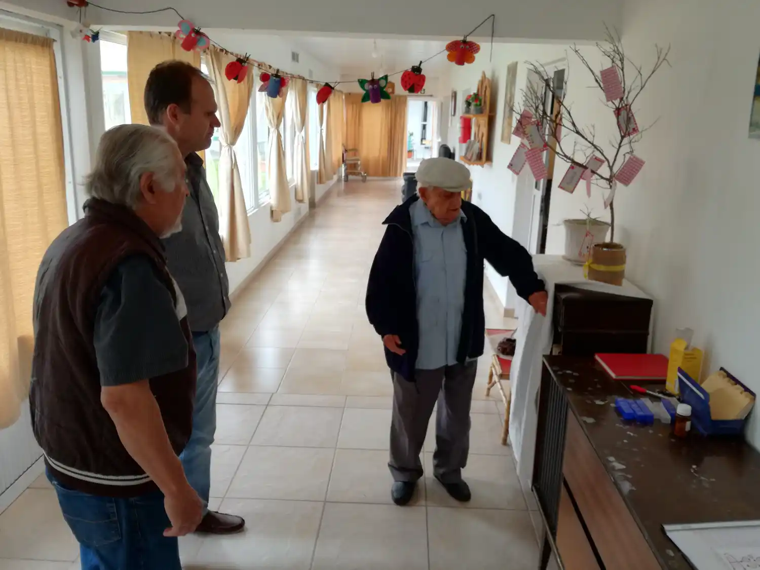 Abuelos cuidados por voluntarios que se involucran y no miran a un costado