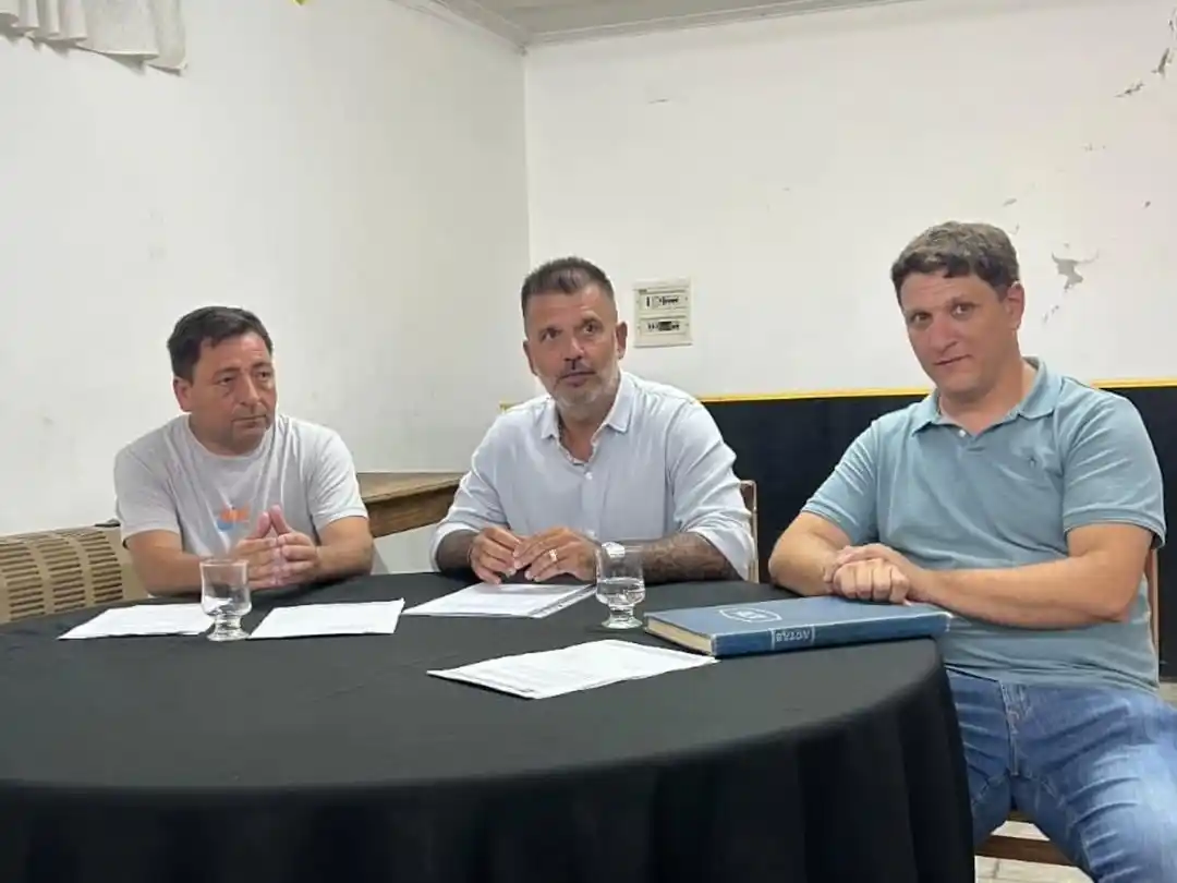 Marcelo Nickel en el centro de la foto, el nuevo presidente del Decano, acompañado por su vicepresidente Andrés Martin Gómez y el conductor saliente Emiliano Sofía