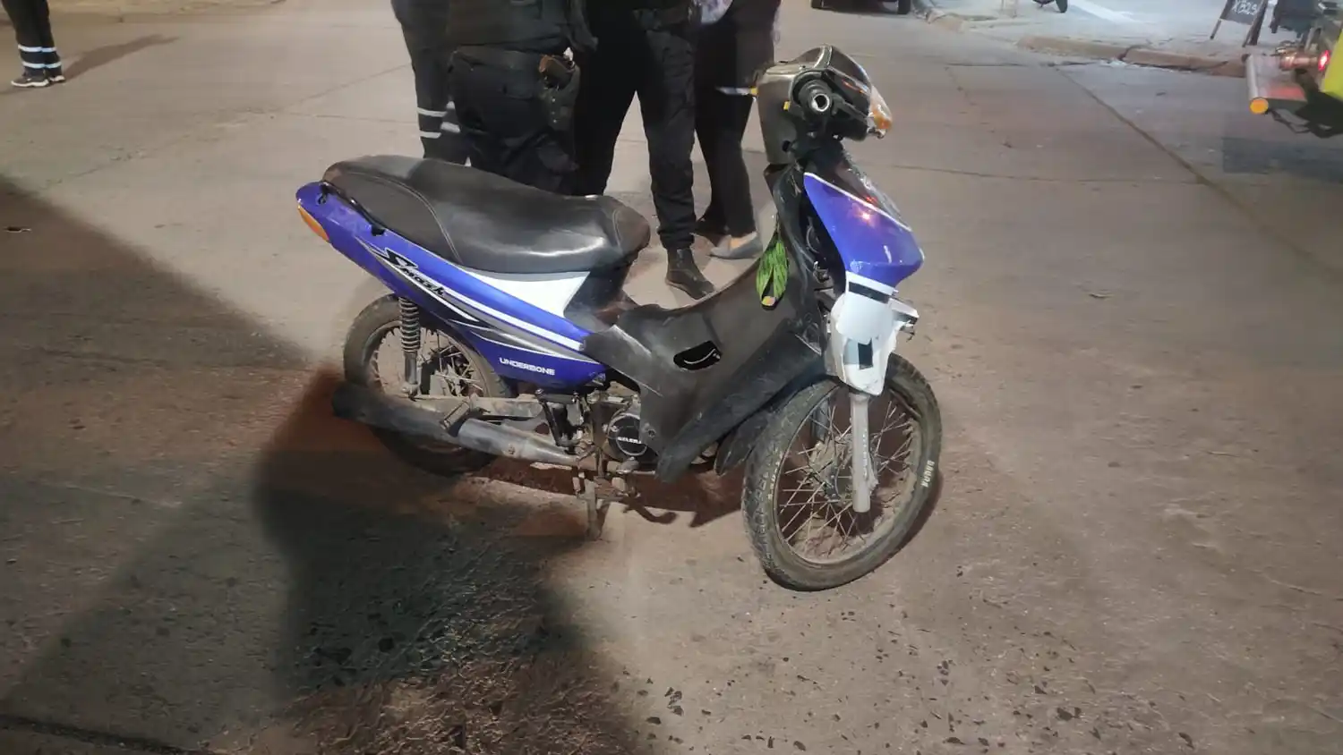 La moto donde circulaba el hombre herido. Crédito: Bomberos de Venado Tuerto.