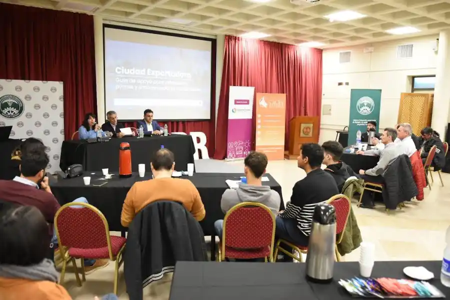 Se realizó una charla de servicios internacionales para instituciones, pymes y emprendedores