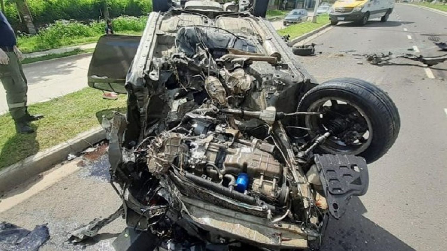 Espectacular vuelco de un auto en una avenida de acceso a Paraná