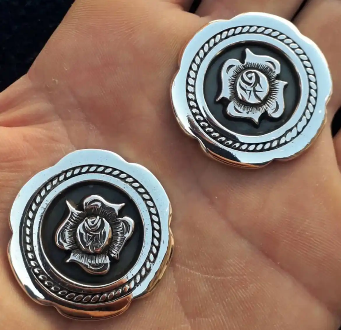 Delicados gemelos para puños de camisa-