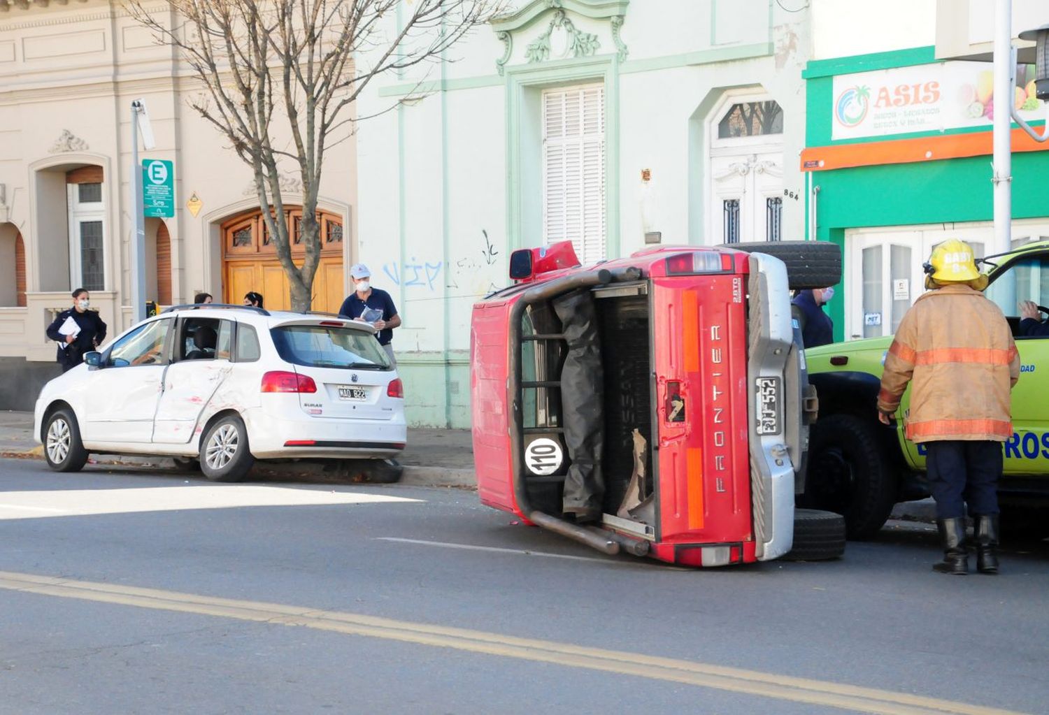 Choque y vuelco sin heridos sobre la avenida España