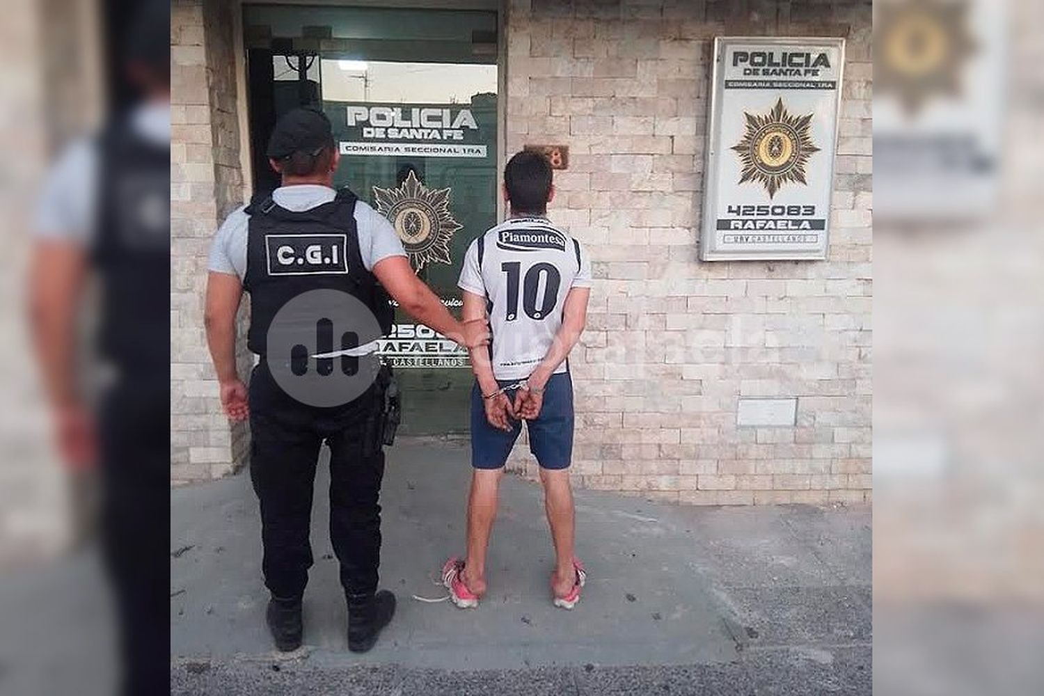 Lo vieron en actitud sospechosa y cuando la Policía lo intentó identificar, respondió con violencia: terminó detenido