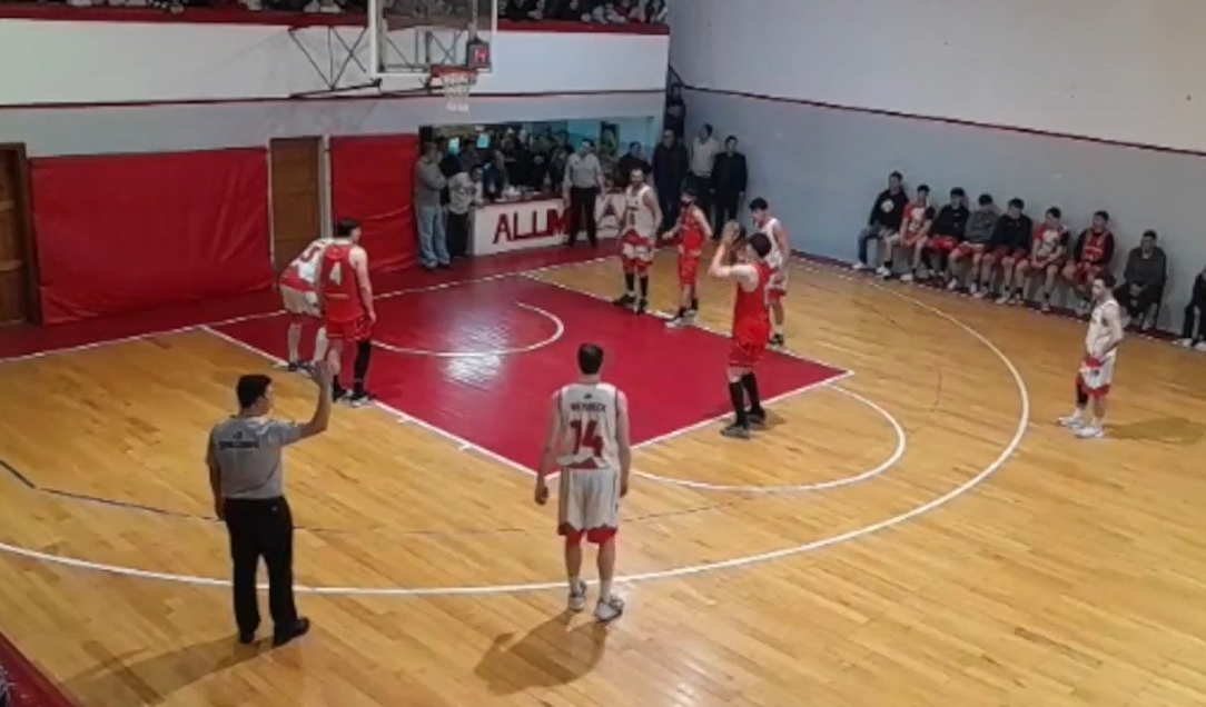 Alem se prepara para encestar un libre. El Rojo de Orense volvió a ganar en su casa y no se baja de la pelea (captura de pantalla)