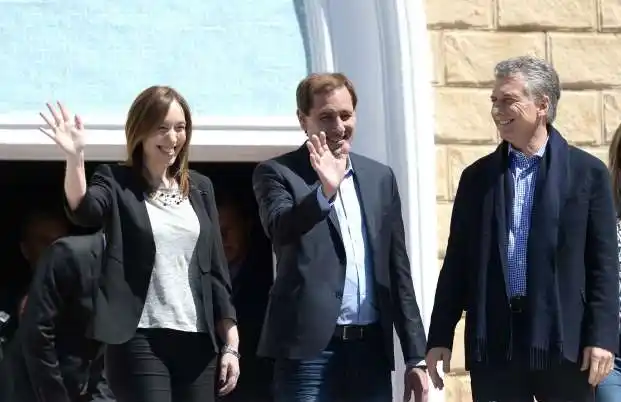Macri recorre obras en talleres ferroviarios de La Plata