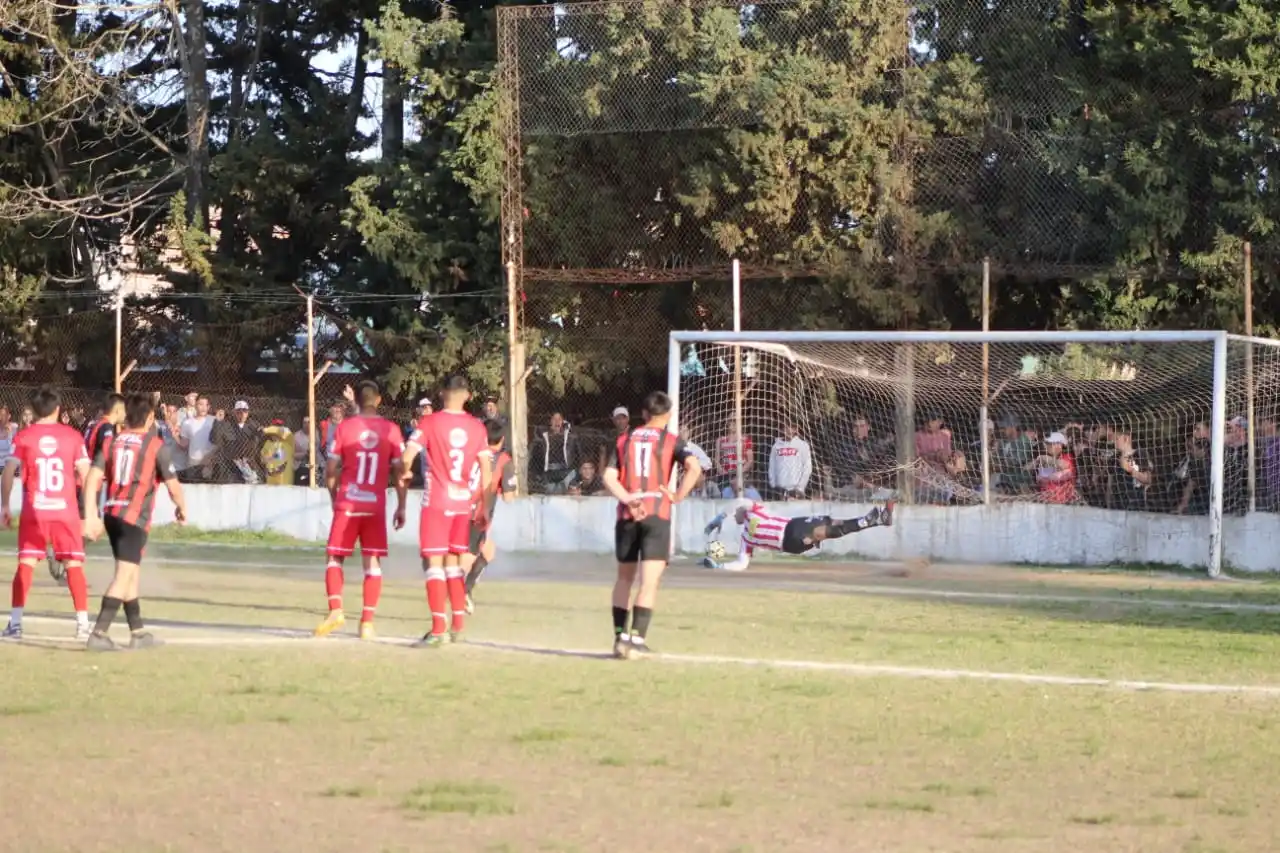 Penal convertido por Lucas Furlanetto que determina el empate  de 2 a 2 para Gualeguay Central y Barrio Norte que cayó en zona de Repechaje.