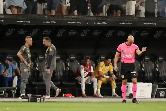Neymar en el ojo del huracán: ausencia en el partido de Santos, fiesta y lágrimas