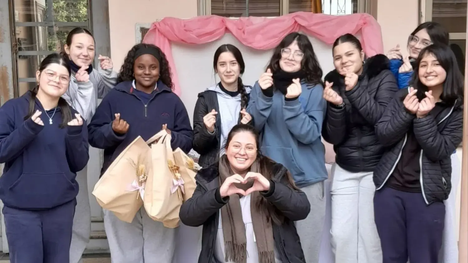 Estudiantes confeccionan almohadones terapéuticos para pacientes intervenidas por cáncer de mama