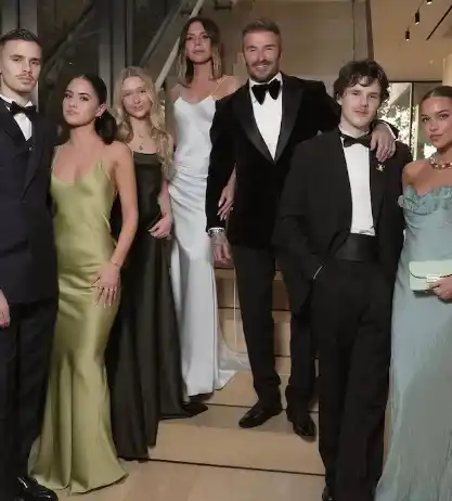 Junto a su madre, Harper se lució con un increíble vestido negro en la fiesta de su padre