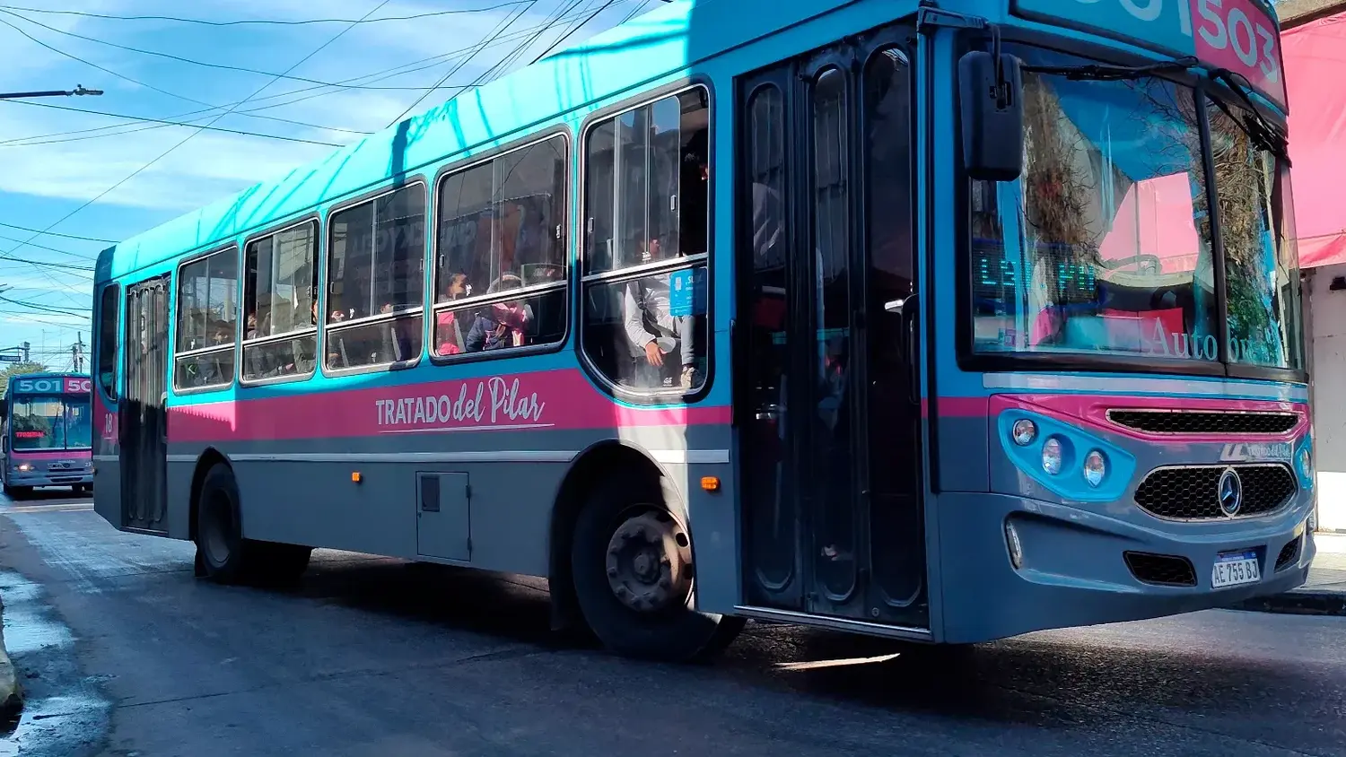 Colectivos ingresando a la terminal de Pilar.