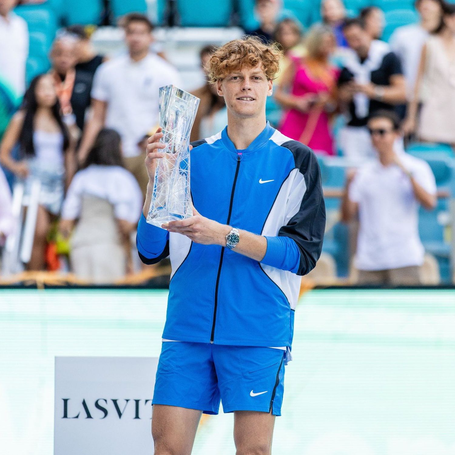 Sinner con el trofeo en Miami.