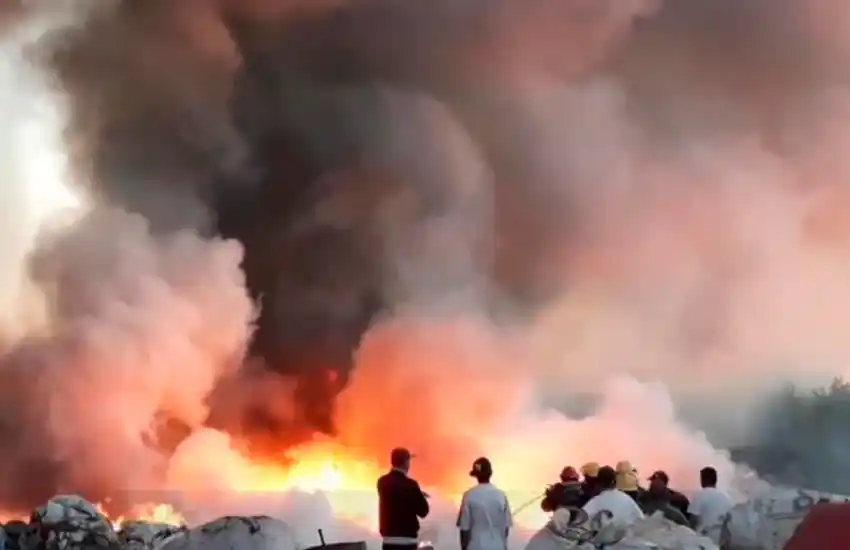 Incendio devoró gran parte de una chatarrería en Gálvez: denuncian que fue intencional
