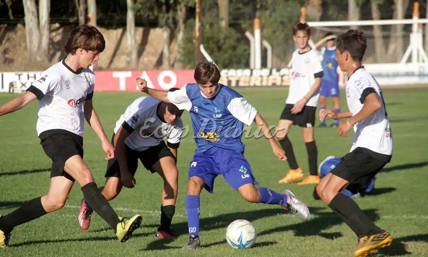 Rodeado. Rodrigo Pardiñas trata de pasar entre tres rivales