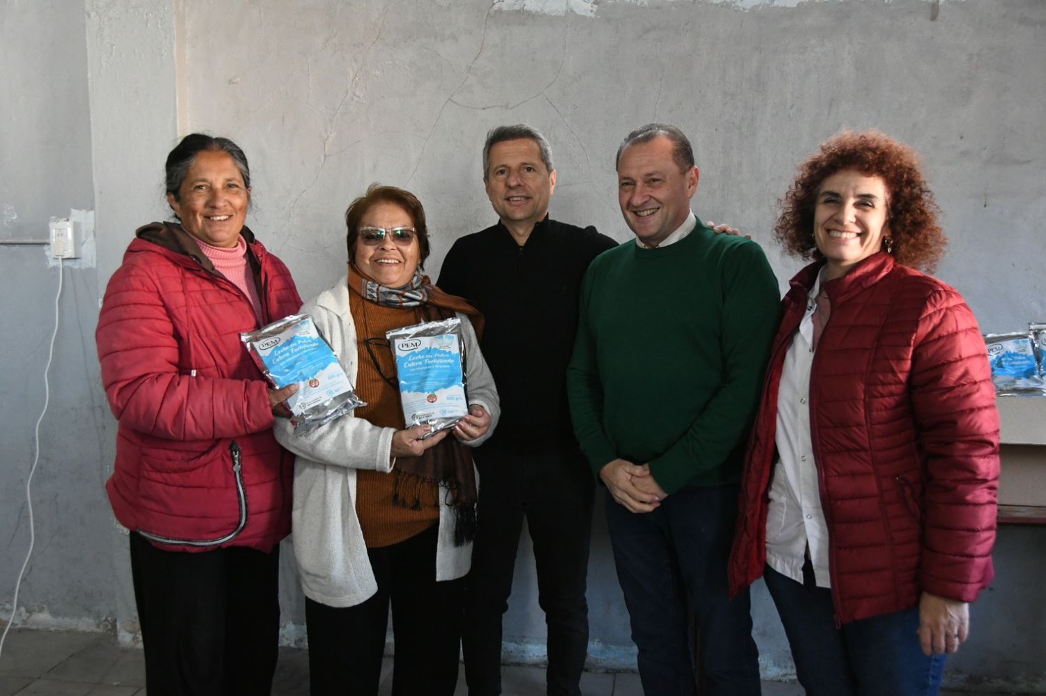 El intendente Bernarte y autoridades de la Secretaría de Salud realizaron la primera entrega a los vecinos del barrio La Milka