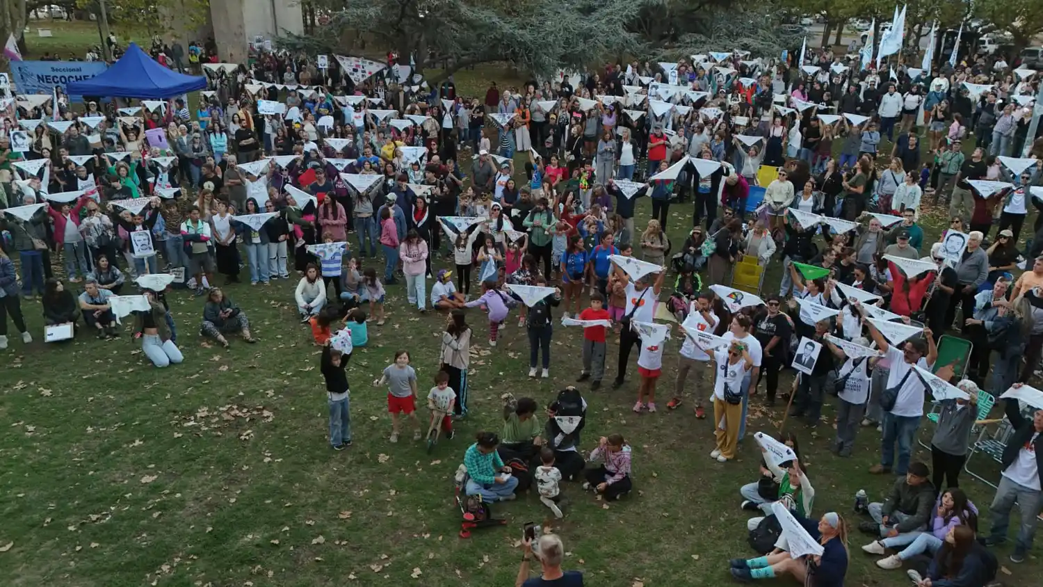Los manifestantes mostrando los pañuelos blancos intervenidos, símbolo de las Abuelas y Madres de la Plaza de Mayo