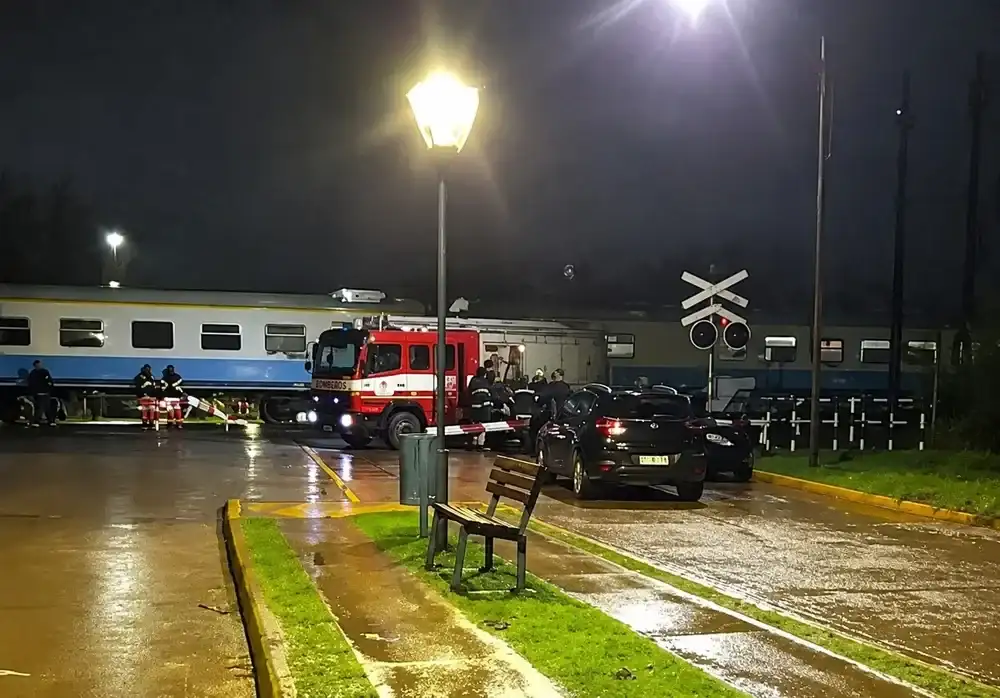 Los Bomberos trabajando en el sitio del accidente, en Maipú. Gentileza: Semana Maipuense