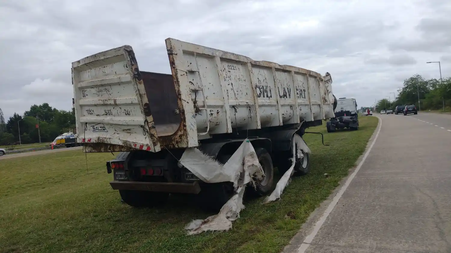 Demoras en el Ramal Campana de la Panamericana: Choque y vuelco de un camión arenero