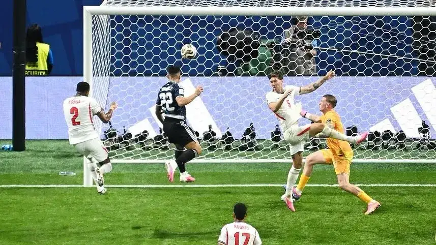 Lautaro Martínez sella el 2-1 con su cabezazo.