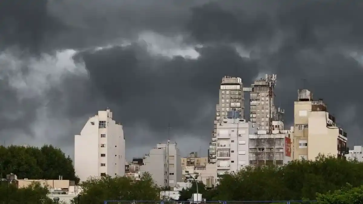 El SMN emitió un alerta por lluvias fuertes, vientos intensos y la posibilidad de sudestada.