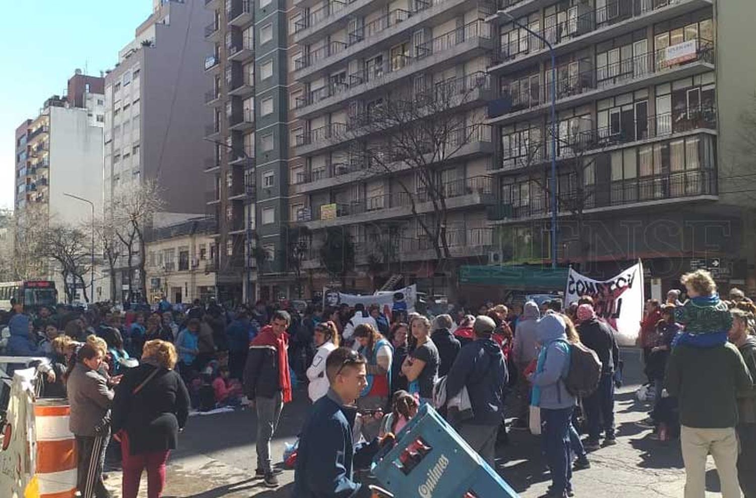 Manifestantes reclaman por mejoras en el salario