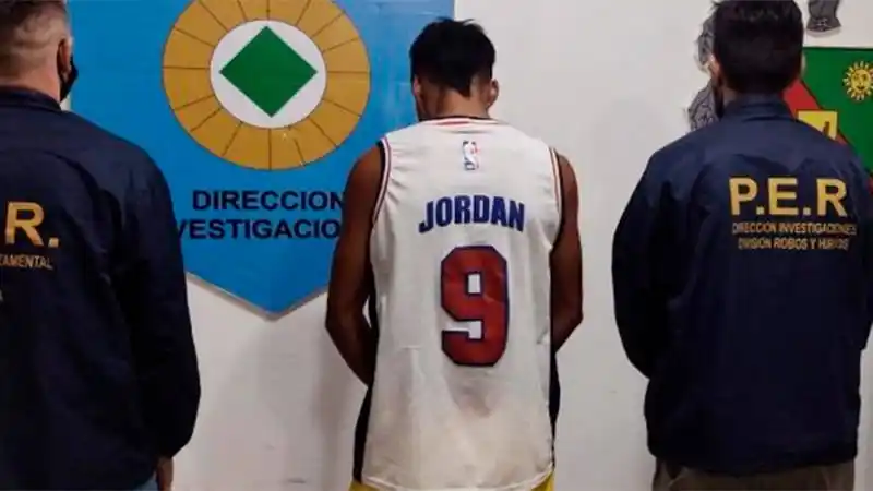 Hallaron sin vida a joven que estaba detenido por robo