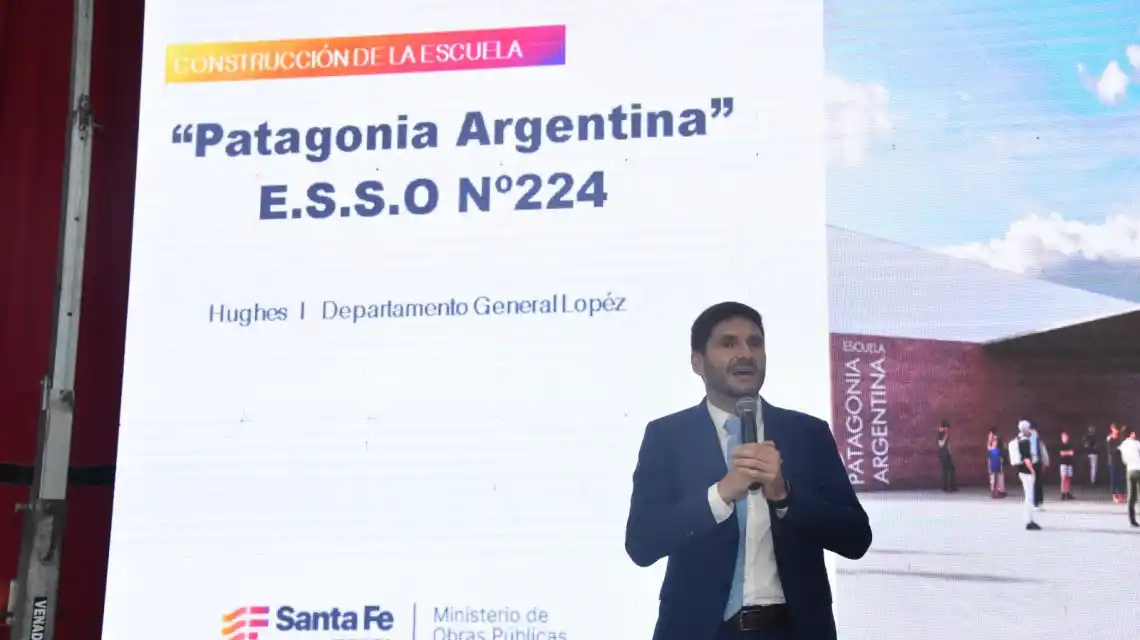 El momento que el gobernador anunció la construcción de un edificio escolar en Hughes.