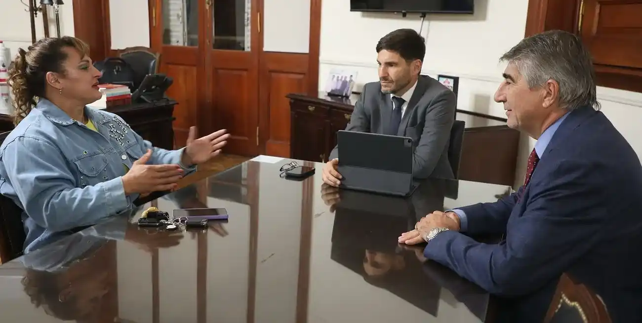 "Locomotora" Oliveras fue recibida por el gobernador Pullaro y el ministro Bastía.