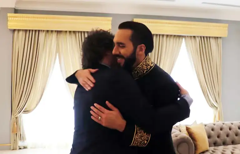 El abrazo de Javier Milei a Nayib Bukele