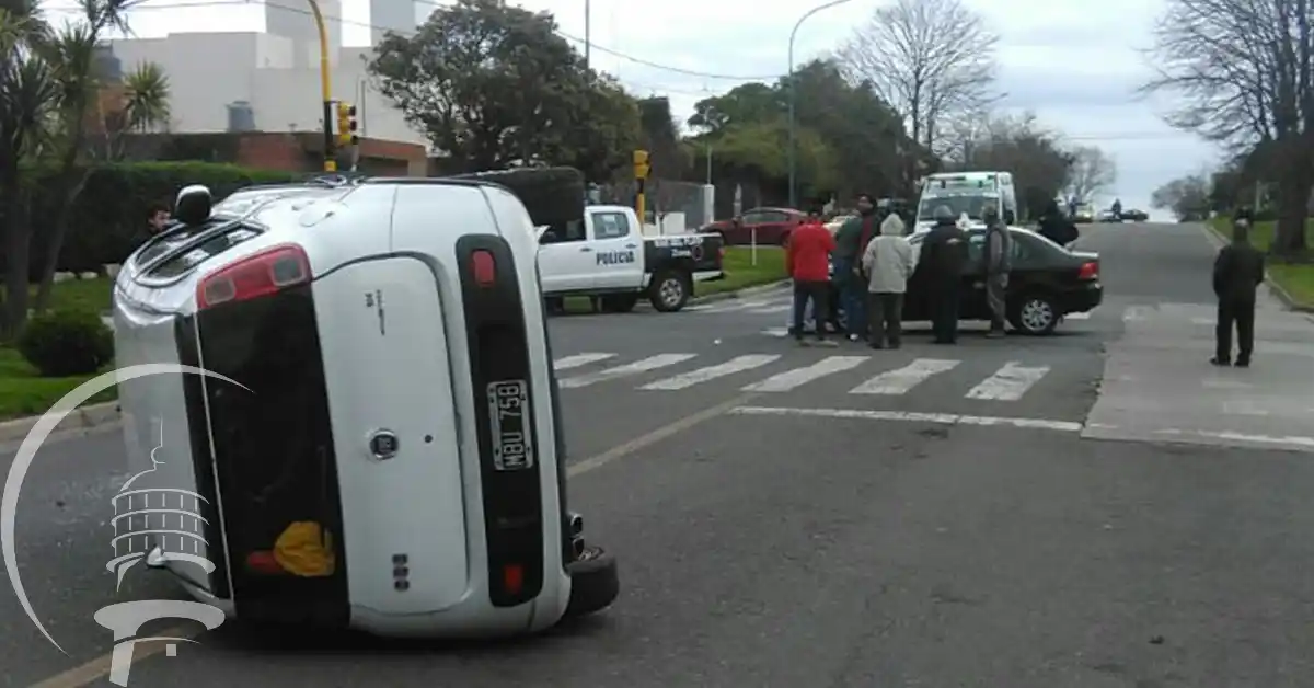 Violento choque y vuelco en Paso y Güemes