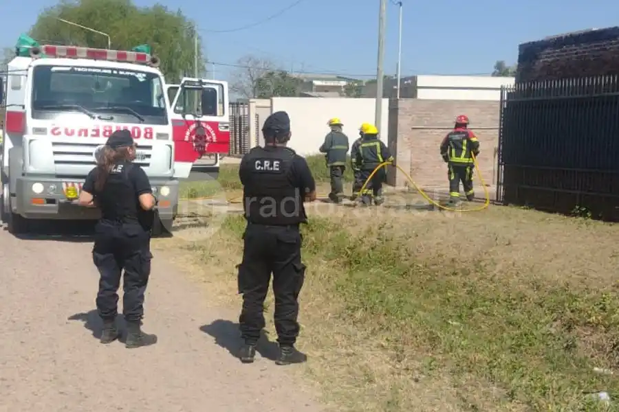 Un grave incendio en un garaje terminó alcanzando a una casa rodante en Ceres