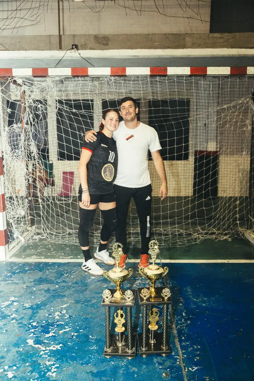 Urdih, junto al entrenador Alexis Honorato.
