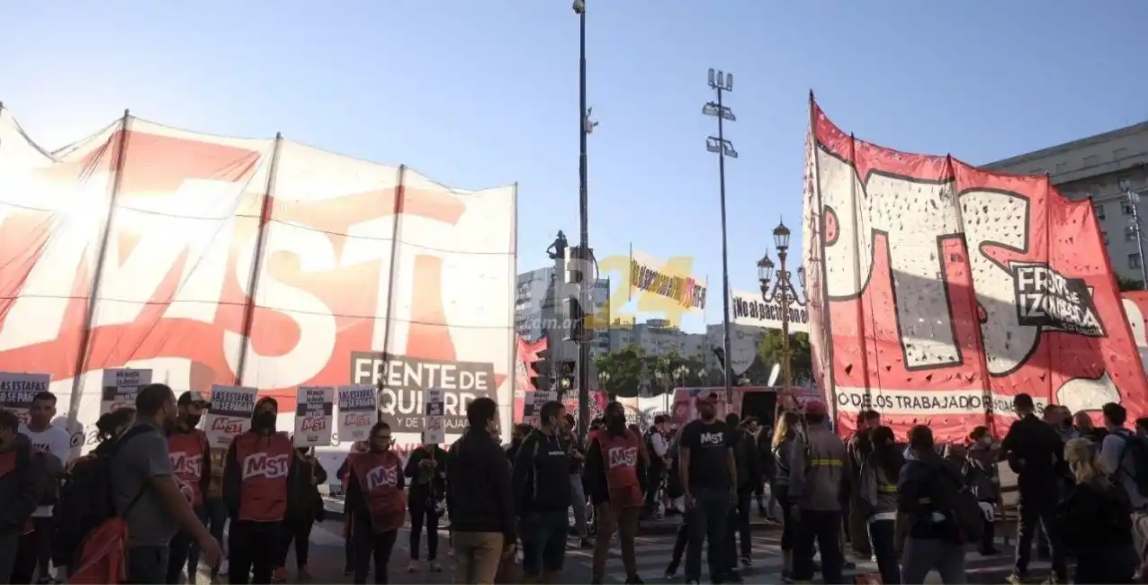 Protesta frente al Congreso de la Nación en rechazo al acuerdo con el FMI