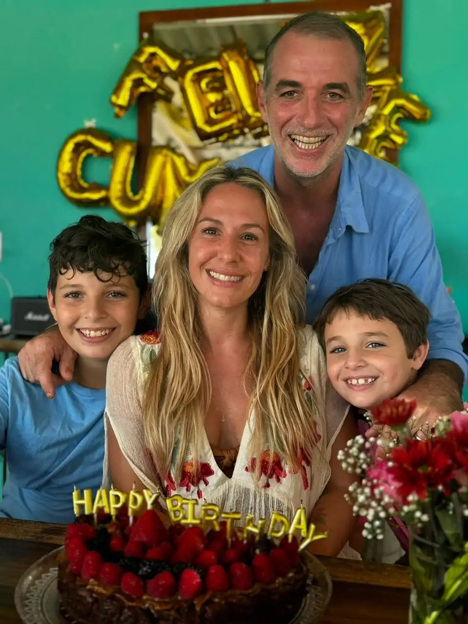 Junto a su familia-