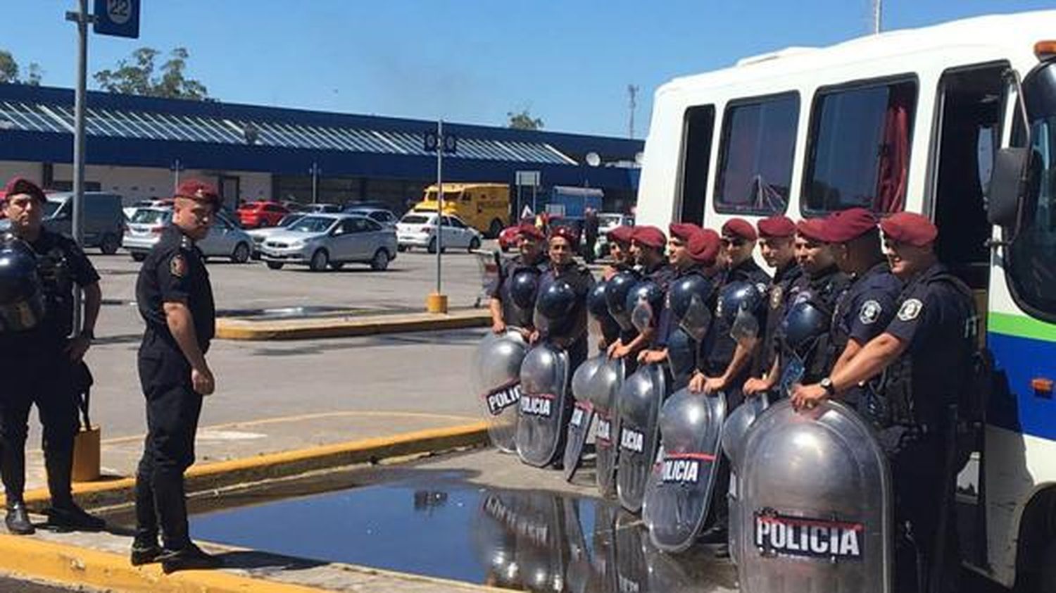 Tensión en Mar del Plata: Reclaman alimentos frente a un supermercado