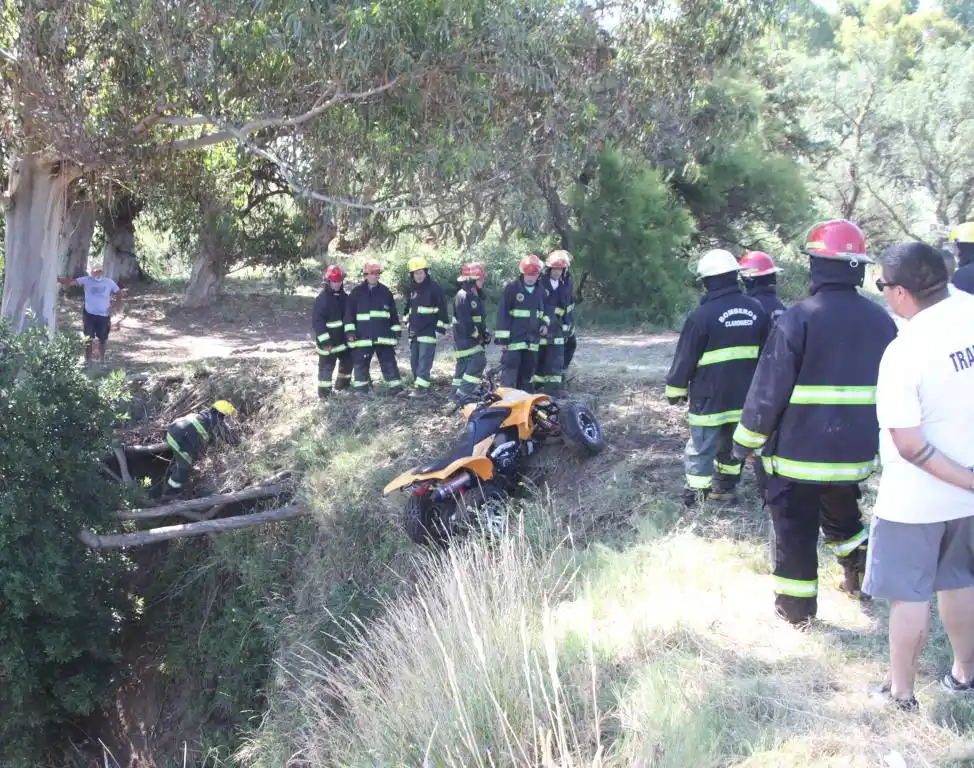 Así quedó el cuatriciclo sobre el arroyo . Foto La Voz del Pueblo