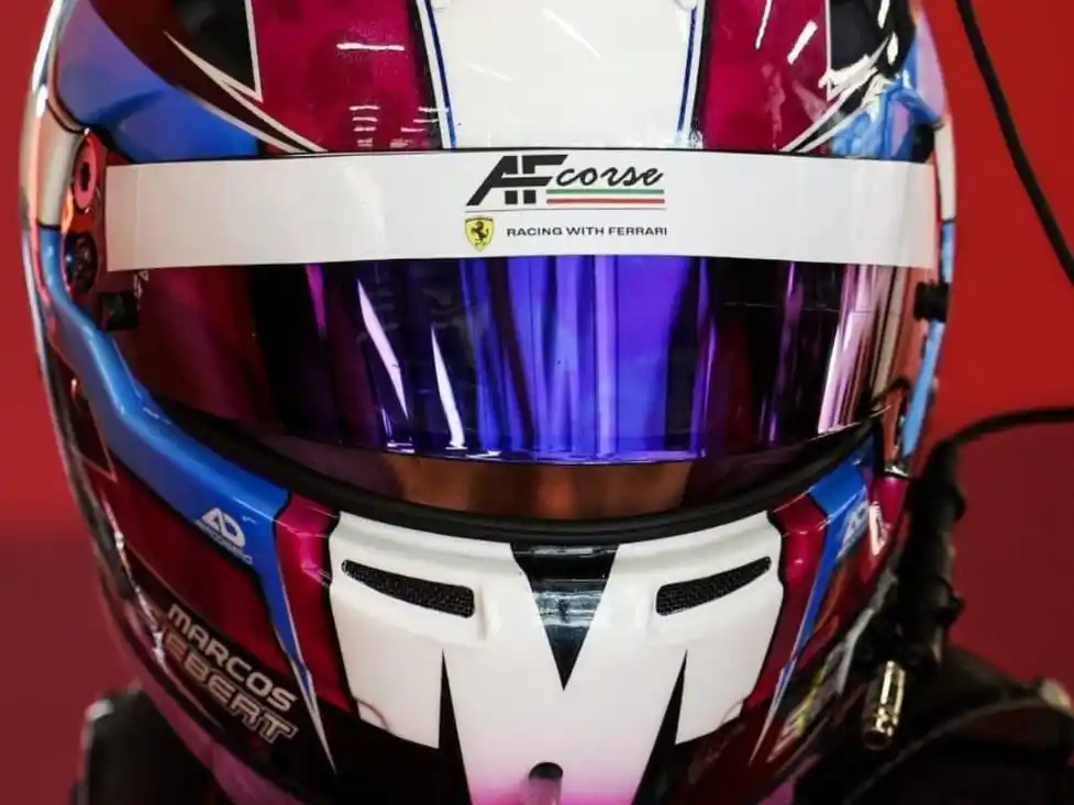 Marcos Siebert con su casco puesto.