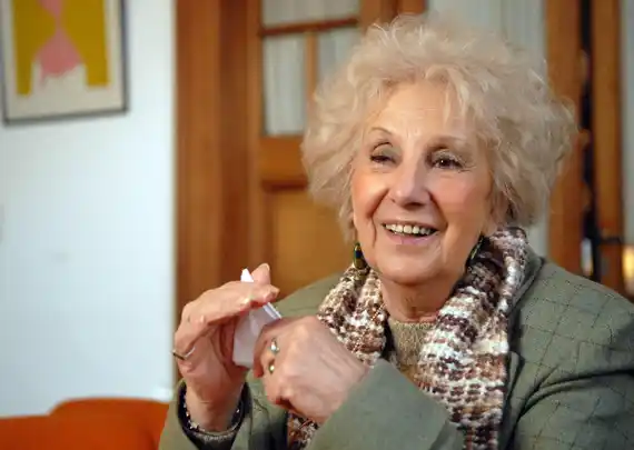 Estela de Carlotto calificó a Milei como "un monstruo” y denunció que se vive “una democracia sucia”