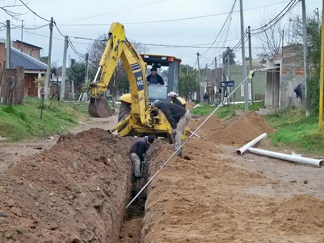 Con materiales y mano de obra municipal, los vecinos con agua y cloaca