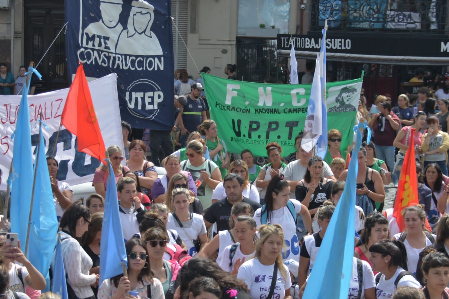 Masiva movilización de la UTEP en rechazo al “ajuste contra los de abajo”